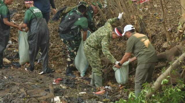 Kodim Depok Gelar Karya Bakti Sambut HUT RI, Sungai Dibersihkan Pohon Ditanam