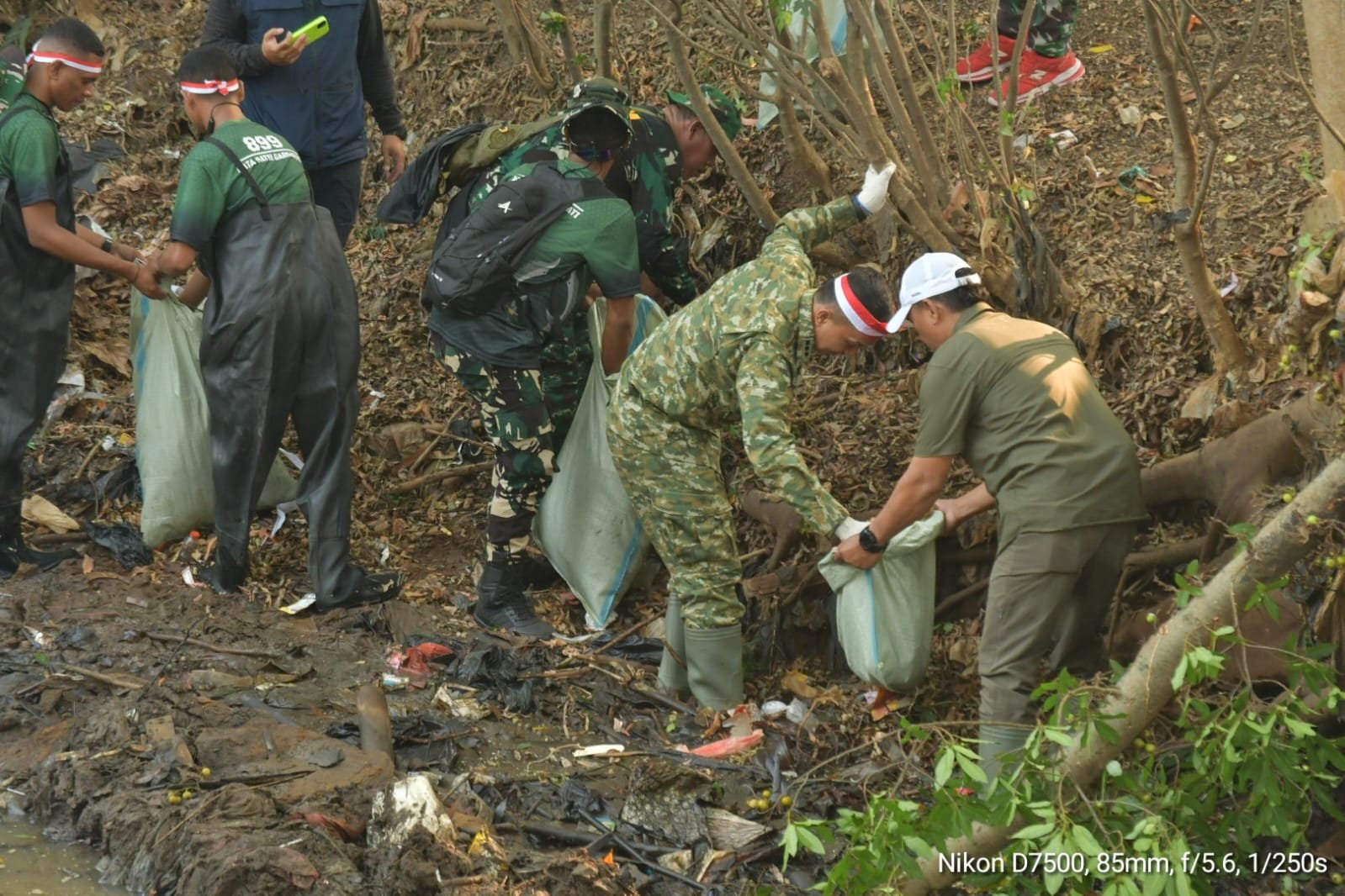 Kodim Depok Gelar Karya Bakti Sambut HUT RI, Sungai Dibersihkan Pohon Ditanam
