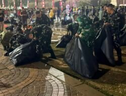 Tak Hanya Amankan HUT ke-81 RI, Prajurit Kodam Jaya Bersihkan Kawasan Monas