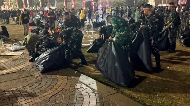 Tak Hanya Amankan HUT ke-81 RI, Prajurit Kodam Jaya Bersihkan Kawasan Monas