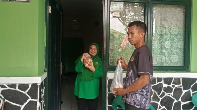 Yonarhanud 10/ABC Bagikan Telur Gratis Hasil Budi Daya untuk Prajurit