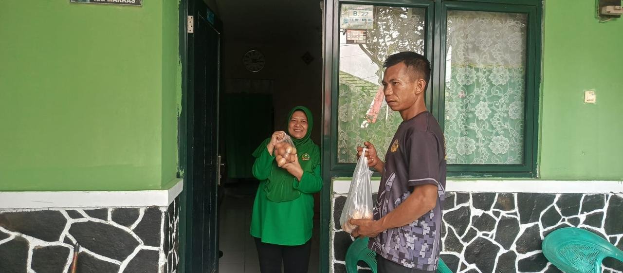 Yonarhanud 10/ABC Bagikan Telur Gratis Hasil Budi Daya untuk Prajurit