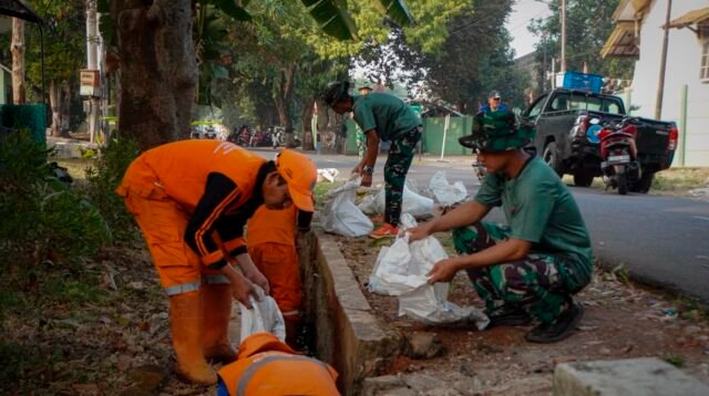 Sinergi Cegah DBD: Prajurit Arhanud 10/ABC dan Warga Gelar Grebek Lumpur