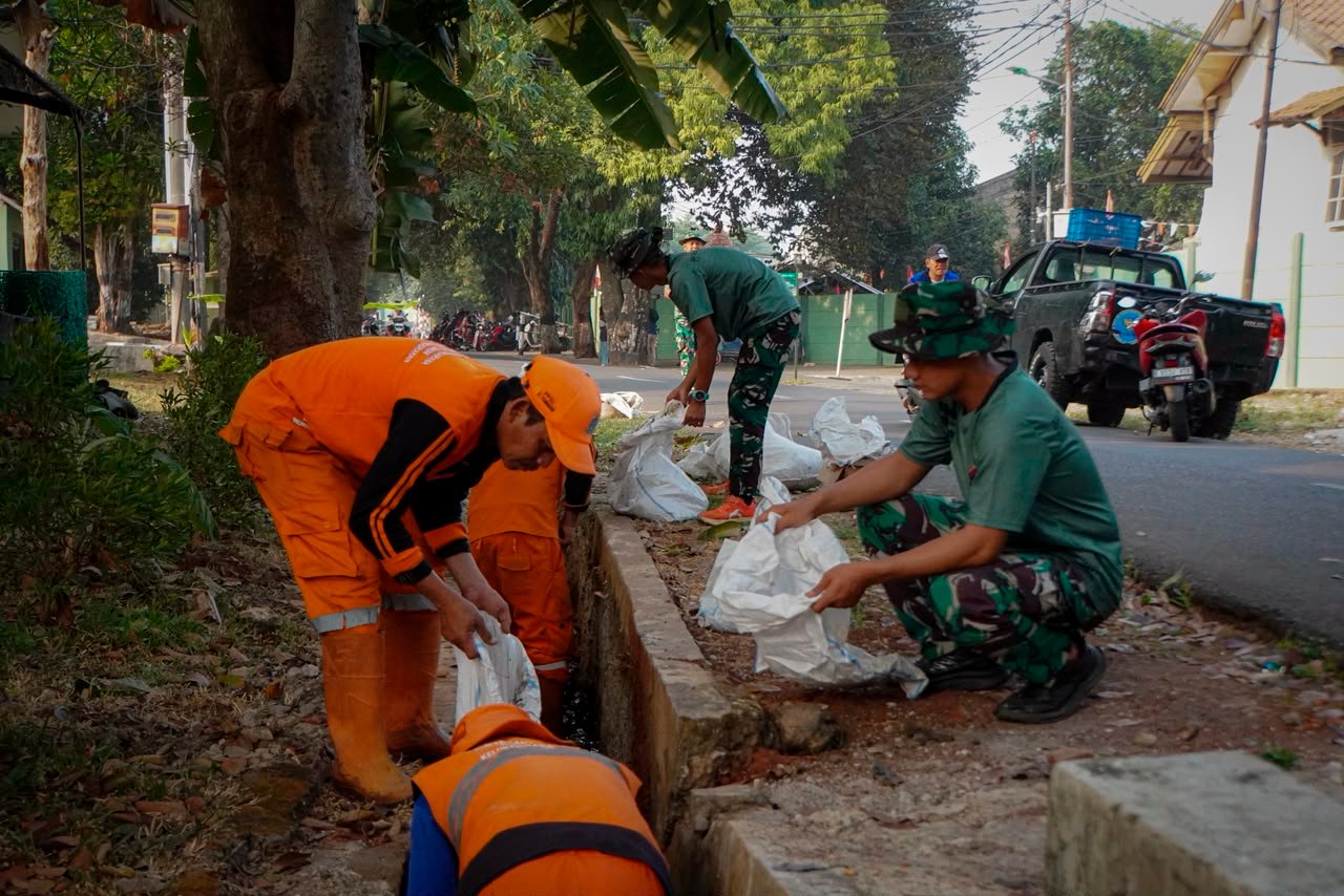 Sinergi Cegah DBD: Prajurit Arhanud 10/ABC dan Warga Gelar Grebek Lumpur