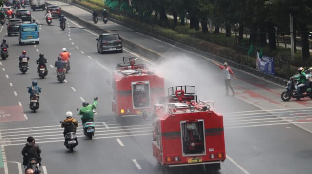 Kodam Jaya Kerahkan 147 Water Tank Bersihkan Debu Vulkanik di Sejumlah Wilayah