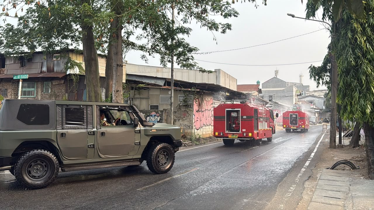 Jalan Dipenuhi Debu Vulkanik, Prajurit Yonarhanud 10/ABC Kerahkan Water Tank