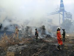 Koramil Sukmajaya dan Damkar Padamkan Kebakaran Lahan Kosong di Jalur Pipa Gas