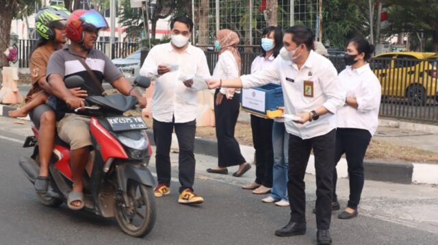 Kabut Asap Kepung Palangka Raya, Kantor Pertanahan Bergerak Bagikan Masker Gratis