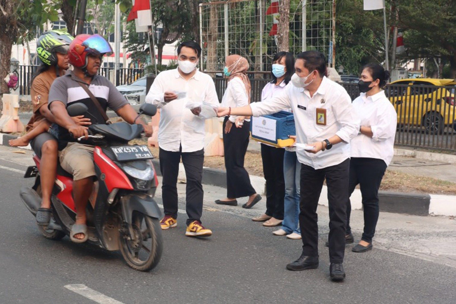 Kabut Asap Kepung Palangka Raya, Kantor Pertanahan Bergerak Bagikan Masker Gratis