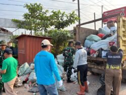 Brigif TP 32/Mangkalihat Bersama Warga Gelar Gotong Royong, Wujudkan Lingkungan Bersih dan Pererat Kebersamaan