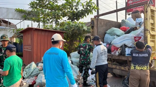 Brigif TP 32/Mangkalihat Bersama Warga Gelar Gotong Royong, Wujudkan Lingkungan Bersih dan Pererat Kebersamaan