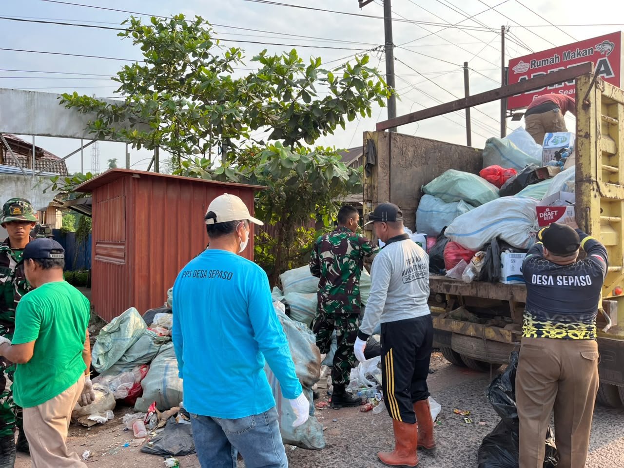 Brigif TP 32/Mangkalihat Bersama Warga Gelar Gotong Royong, Wujudkan Lingkungan Bersih dan Pererat Kebersamaan