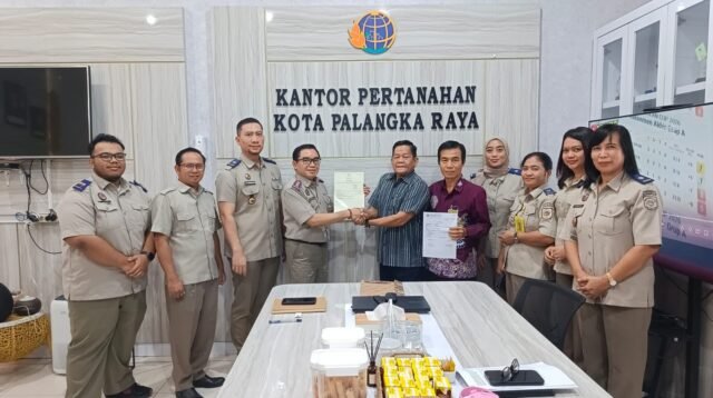 Kantah Palangka Raya Serahkan Sertifikat Tanah kepada Majelis Resort GKE