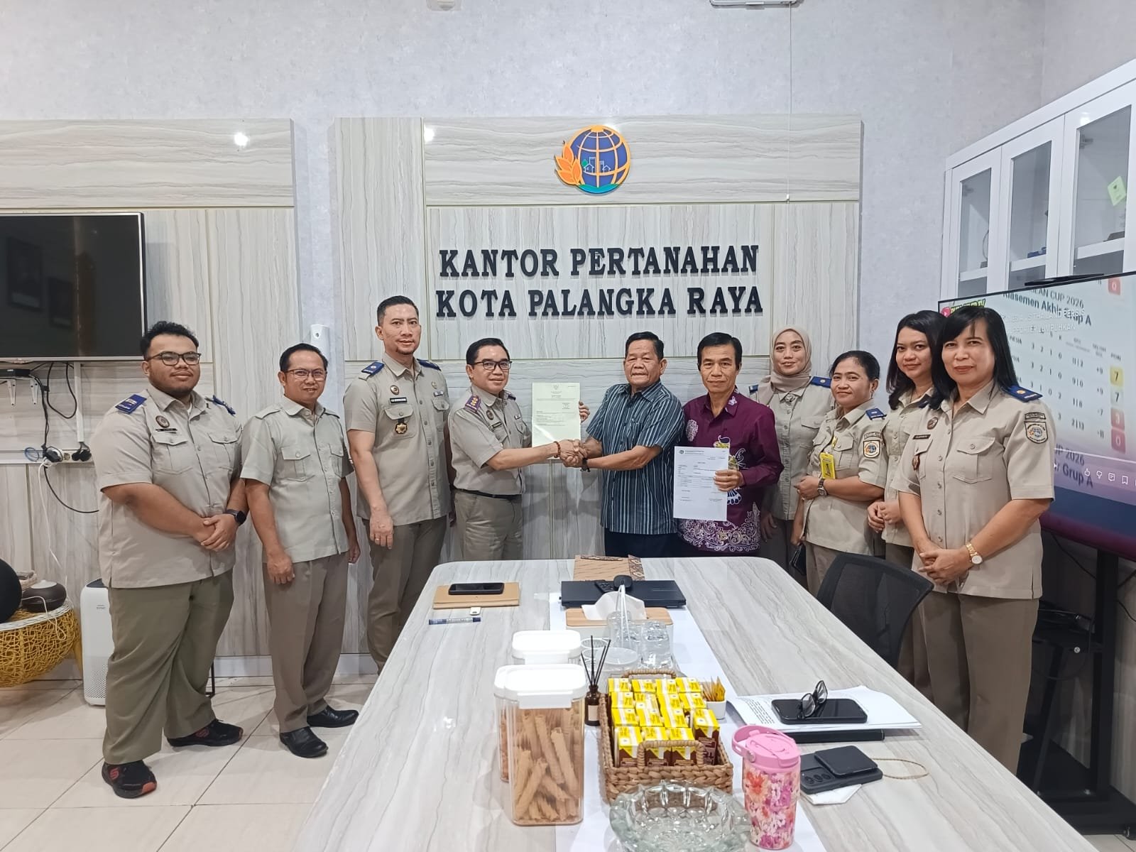 Kantah Palangka Raya Serahkan Sertifikat Tanah kepada Majelis Resort GKE