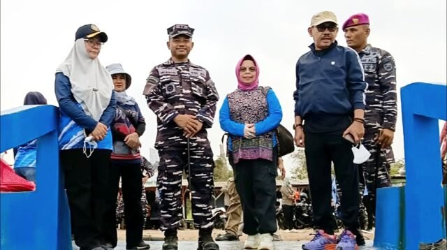 Ce’na Pimpin Srikandi TP Sriwijaya Lampung Bersama Jalasenastri Bersihkan Pantai Teluk Betung