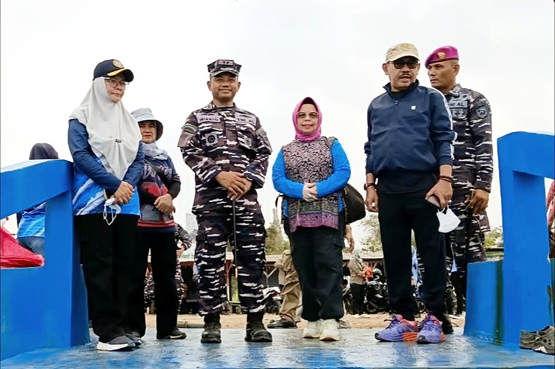Ce’na Pimpin Srikandi TP Sriwijaya Lampung Bersama Jalasenastri Bersihkan Pantai Teluk Betung